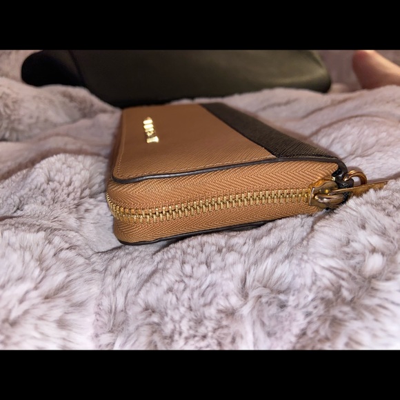 • Michael Kors 2 Toned Wallet • - Picture 6 of 8